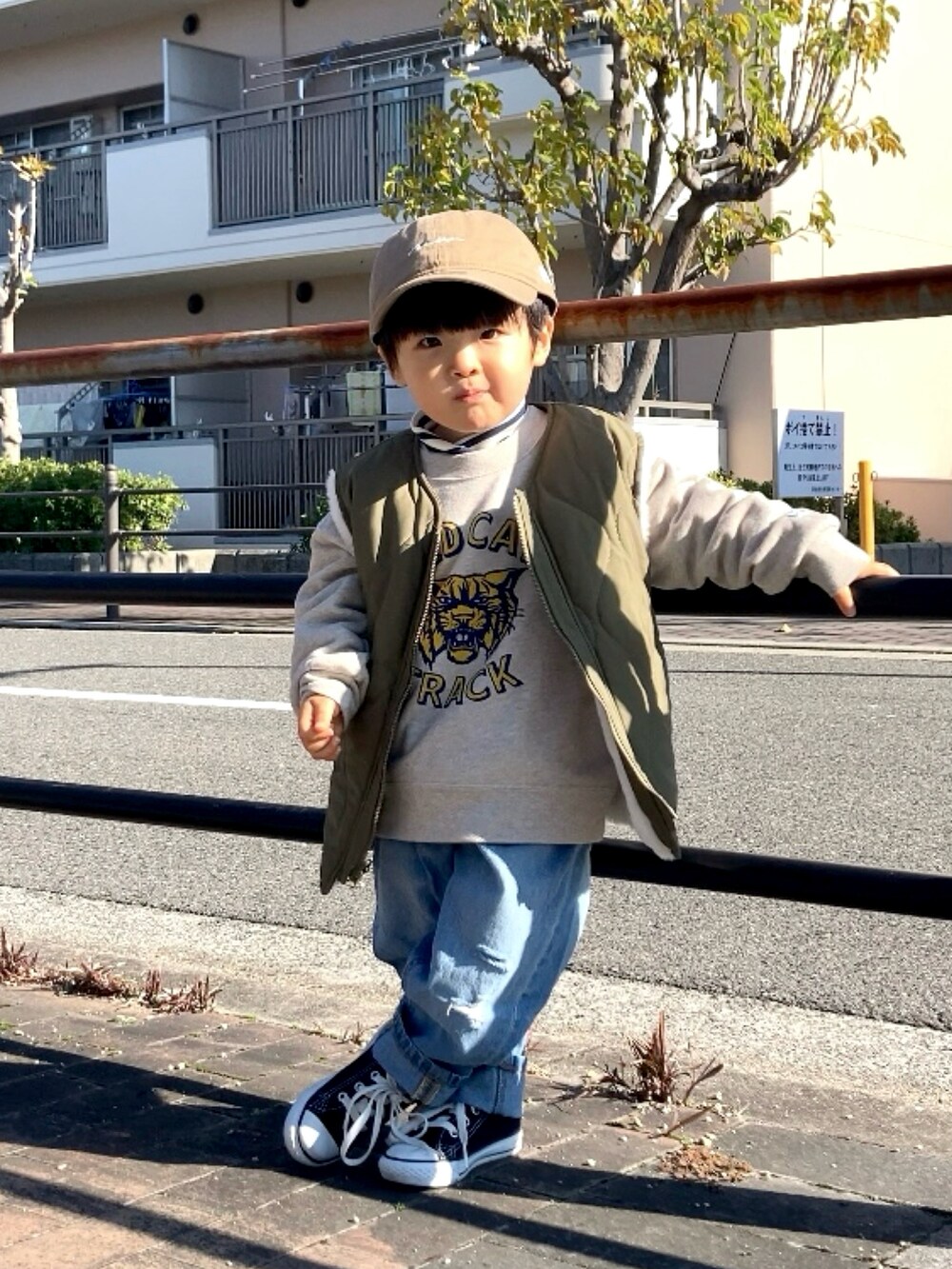 ホワイト系のベスト、ホワイト系のスウェット、ブルー系のTシャツ/カットソーを着用したキッズの冬コーディネートの2枚目の写真