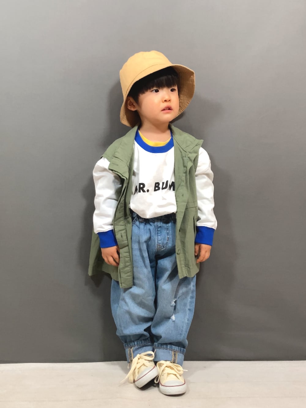 ブルー系のTシャツ/カットソー、ホワイト系のTシャツ/カットソー、グリーン系のベストを着用したキッズの冬コーディネートの2枚目の写真