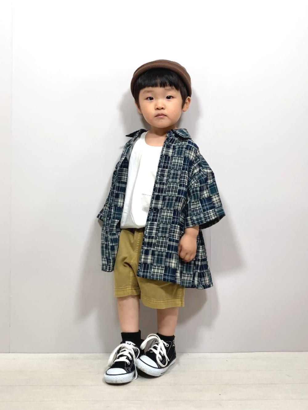 「シャツスタイル、チェック、ハーフパンツ、スニーカー、レイヤードスタイル、ビッグシルエット、夏コーデ、休日スタイル、カジュアル、ストリート、お出かけコーデ、プチプラ、韓国子供服、カジュアルコーデ、柄シャツ」｜「Birthdayのアイテム（シャツ/ブラウス、ブルー系）」を使った、YU⭐︎さん（キッズ・90cm）の夏コーディネートの4枚目の写真