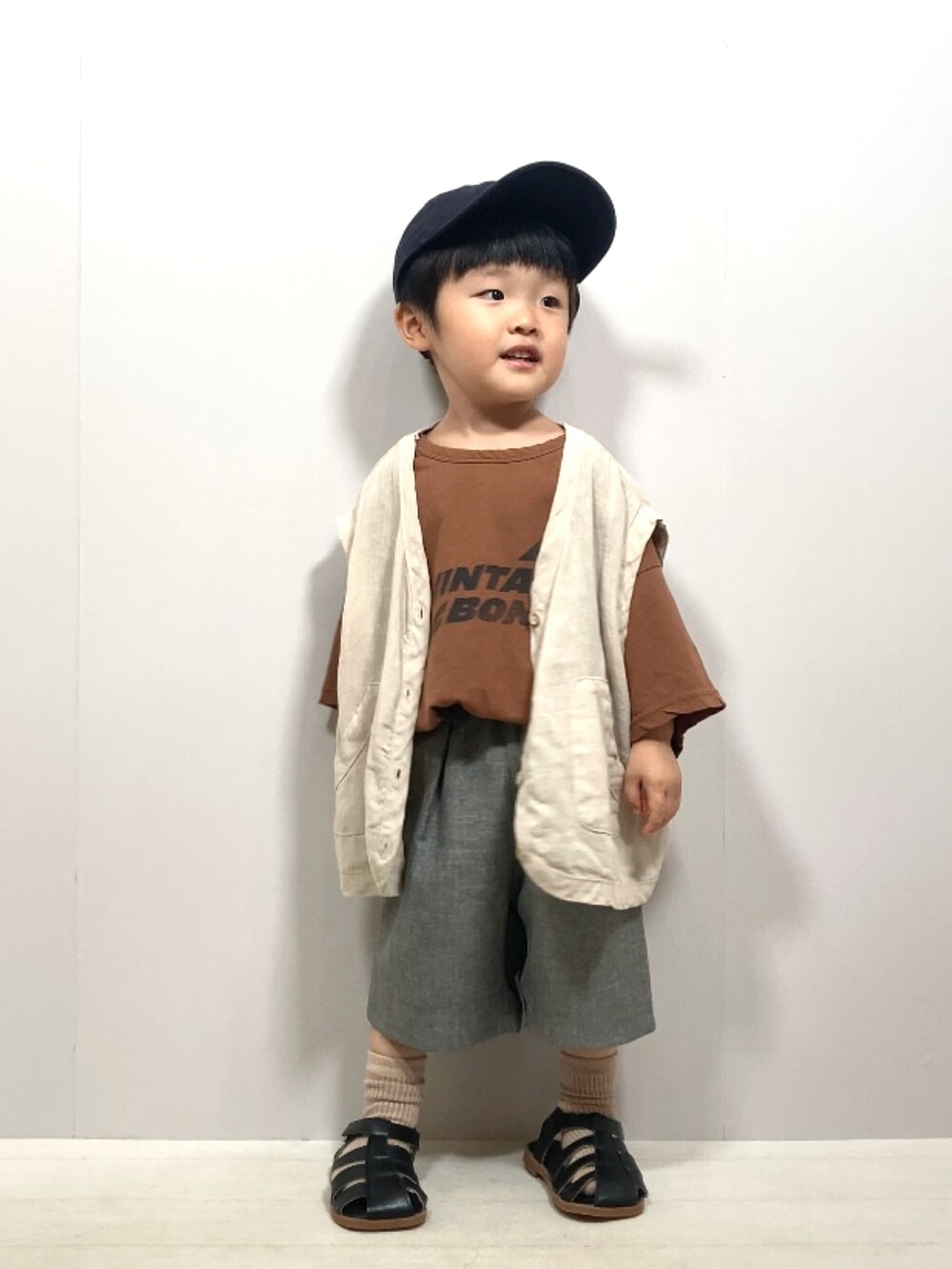 「韓国子供服、夏コーデ、プチプラ、ハーフパンツ、ビッグシルエット、レイヤードスタイル、ベスト、キャップ、お出かけコーデ、休日スタイル、カラーパンツ、カジュアル、ロゴT、サンダル、ブラウン」｜「韓国子供服のアイテム（Tシャツ/カットソー、ブラウン系）」を使った、YU⭐︎さん（キッズ・90cm）の夏コーディネートの3枚目の写真