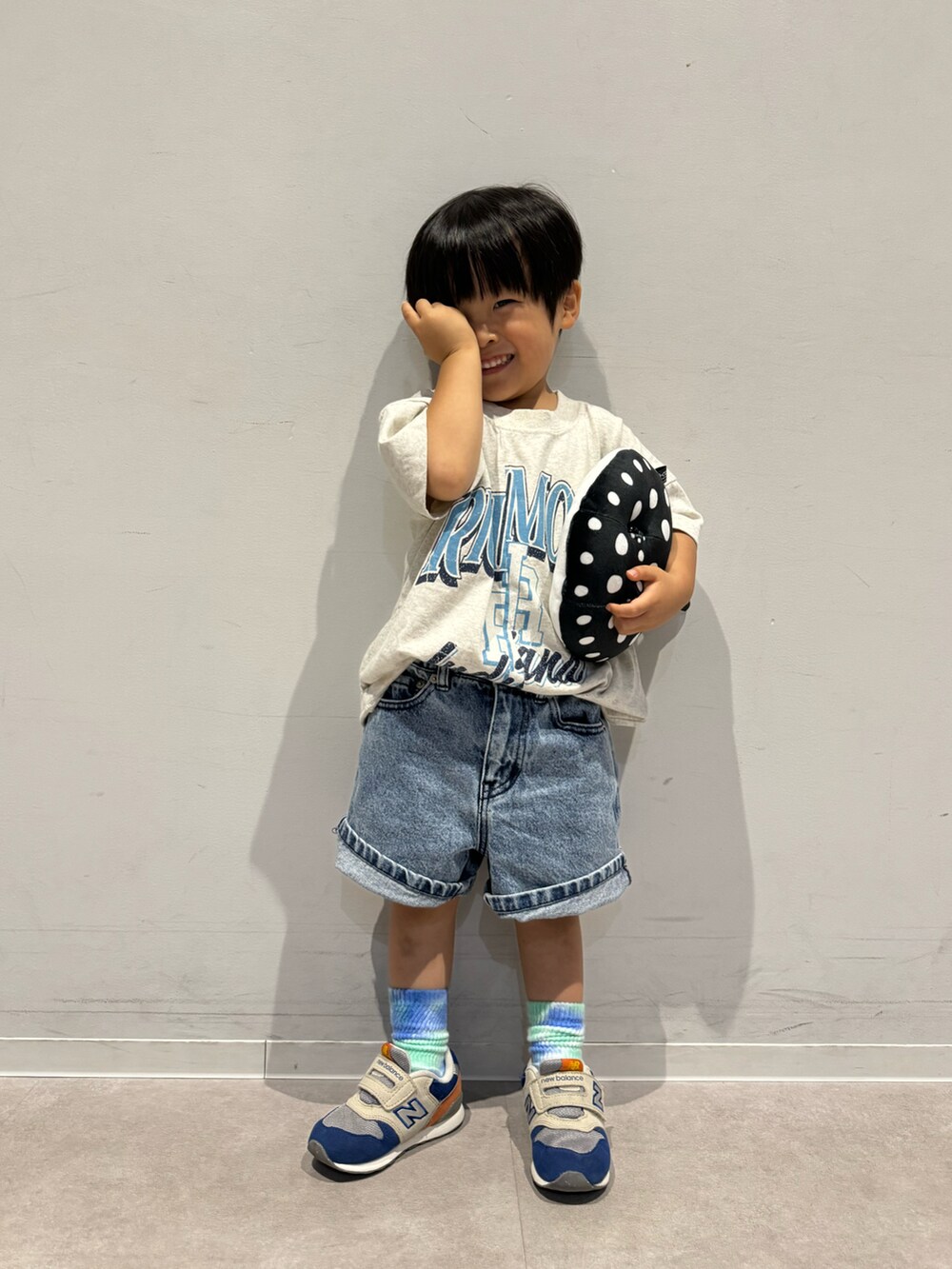 ホワイト系のTシャツ/カットソー、ブルー系のデニムパンツ、その他のスニーカーを着用したキッズの夏コーディネートの4枚目の写真