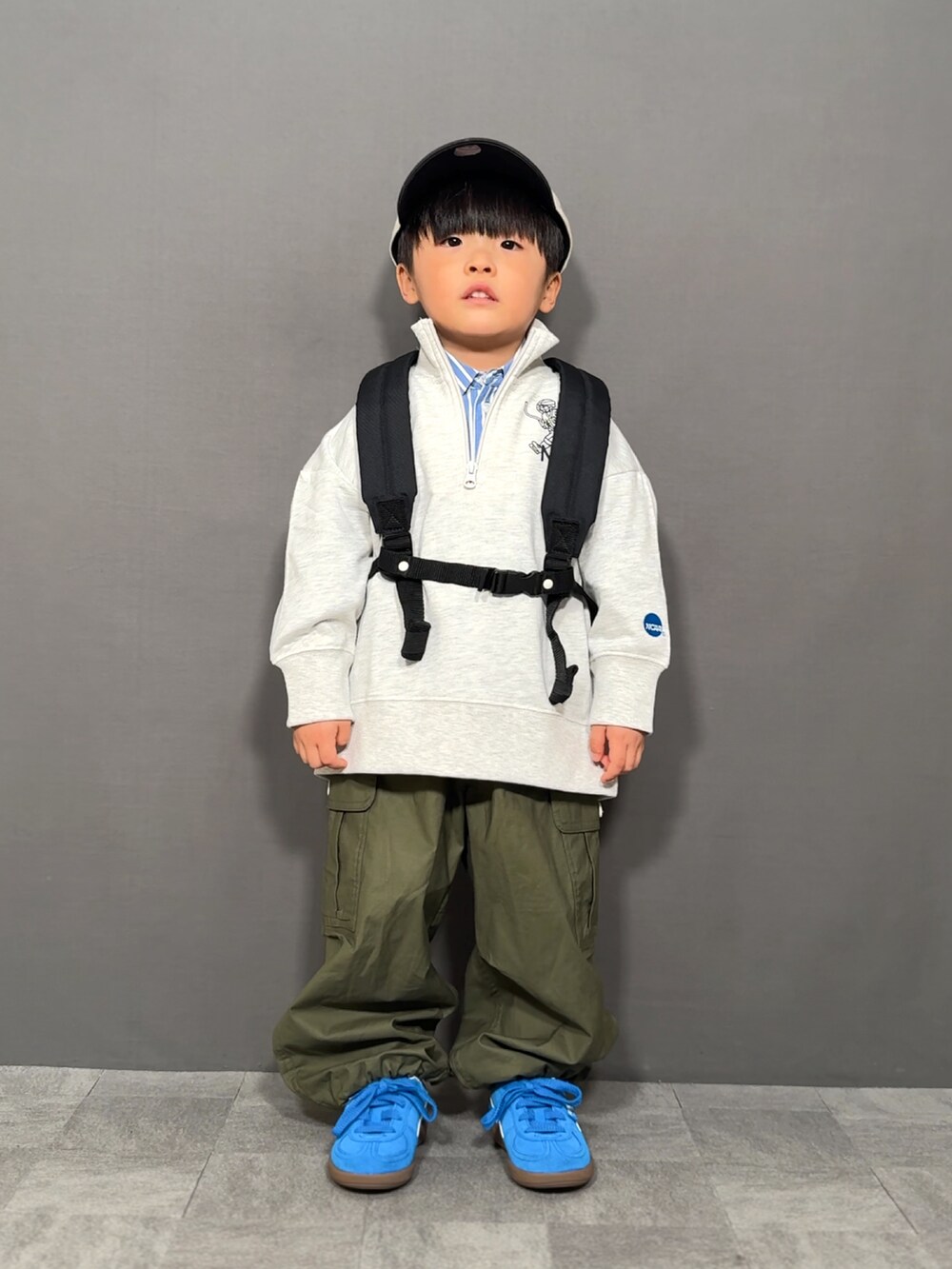 「レイヤードスタイル、カーゴパンツ、今日のコーデ、スウェット、シャツスタイル、ストライプシャツ、スニーカー、キャップ、休日スタイル、お出かけコーデ、春色、きれいめカジュアル、ハーフジップ」|「NCAAの【NCAA】ロゴプリントハーフジップスウェット(スウェット、グレー系)」を使った、YU⭐︎さん(キッズ・100cm)の冬コーディネートの3枚目の写真