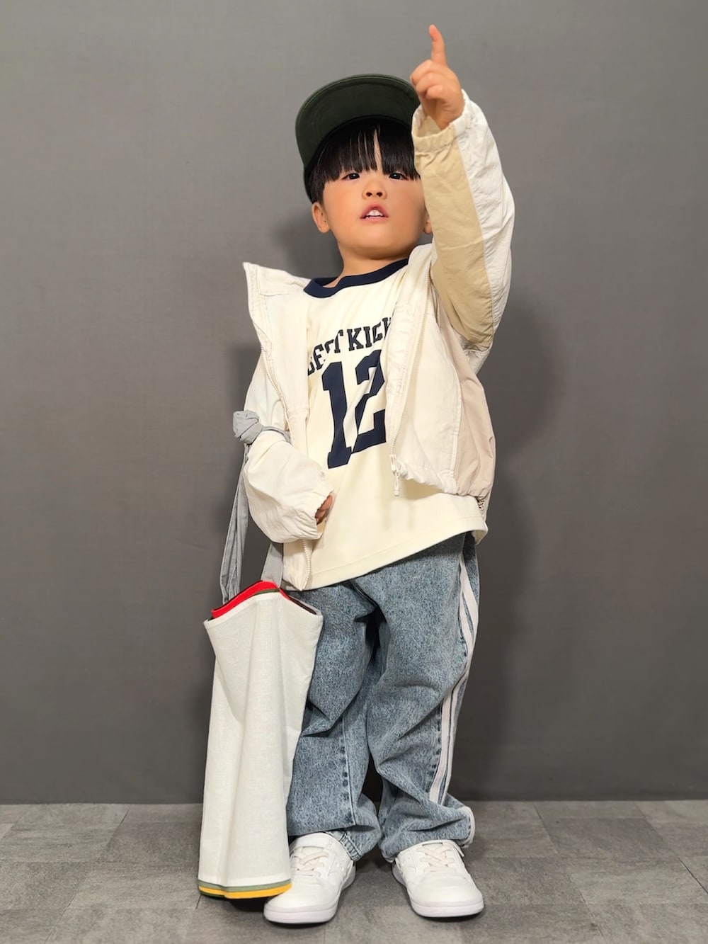 「春コーデ、ジャケット、春アウター、パーカー、デニム、スニーカー、キャップ、トートバッグ、レイヤードスタイル、カジュアルコーデ、プチプラ、淡色コーデ、スポーツミックス、ワイドパンツ、春色」｜「UNIQLOのアイテム（ジャケット/アウター、ホワイト系）」を使った、YU⭐︎さん（キッズ・100cm）の春コーディネートの2枚目の写真