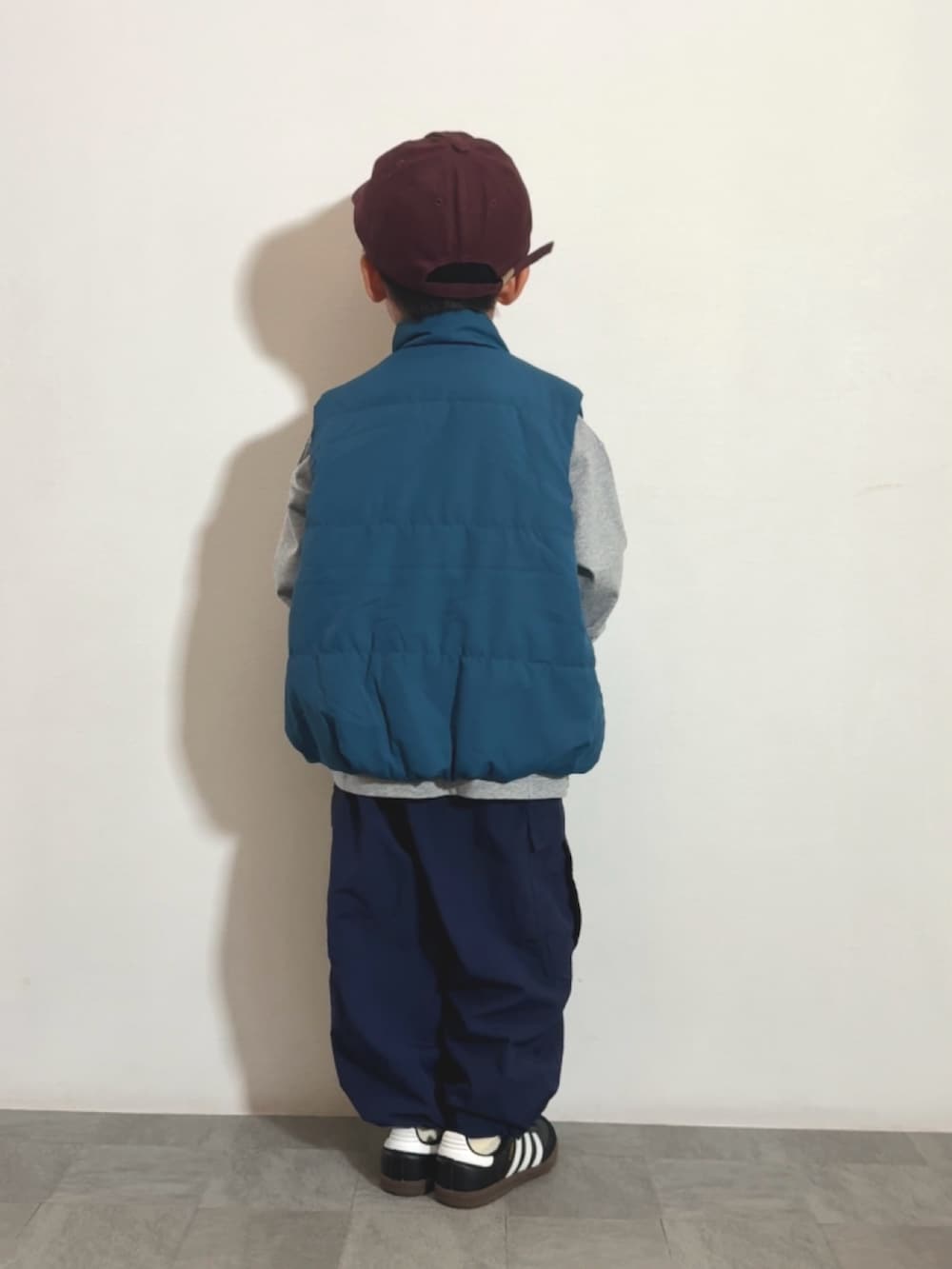 ブラック系のスニーカー、グレー系のTシャツ/カットソー、ブルー系のカーゴパンツを着用したキッズの秋コーディネートの3枚目の写真