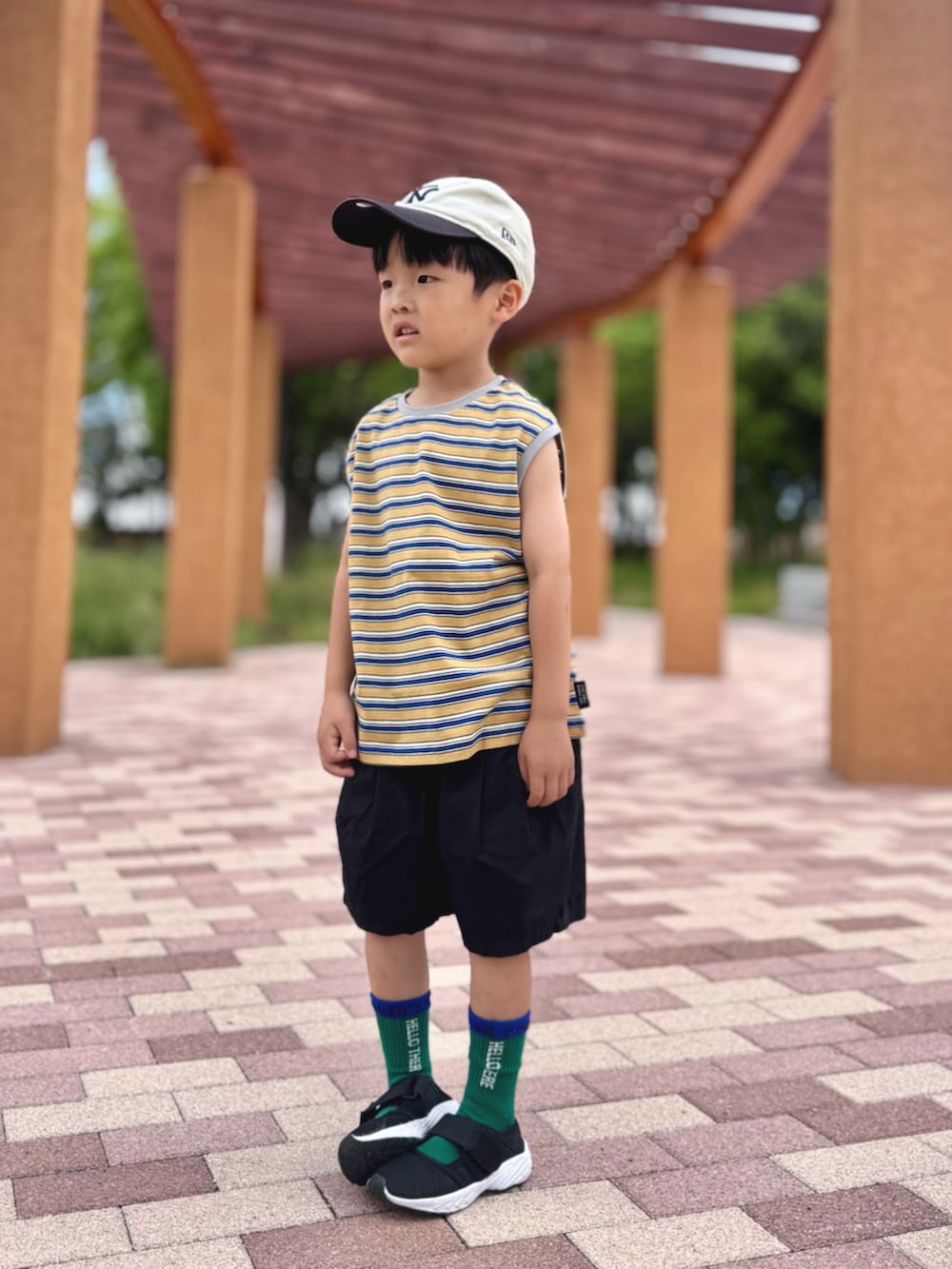 ブラック系のその他パンツ、イエロー系のタンクトップ、ブラック系のサンダルを着用したキッズの夏コーディネートの2枚目の写真