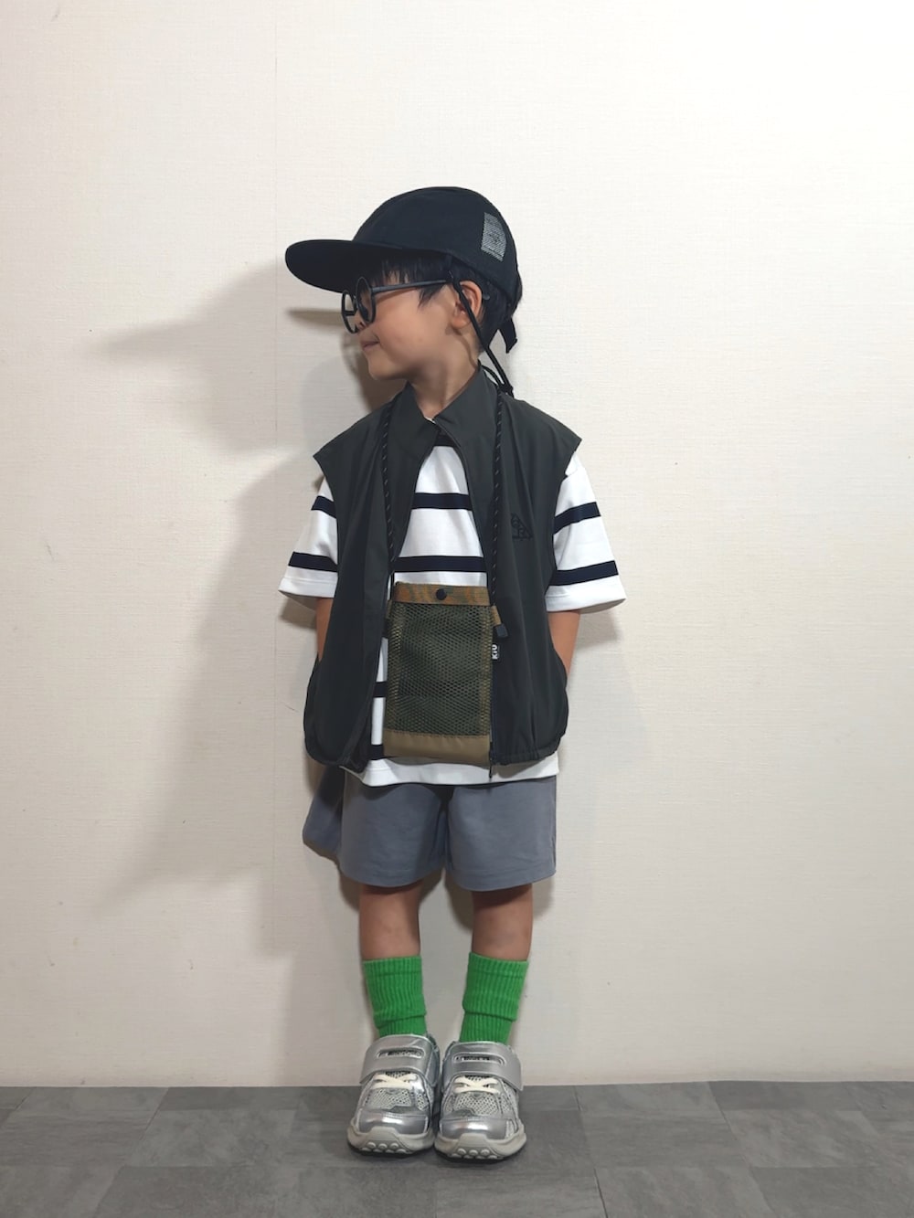 「レイヤードスタイル、スポーツミックス、プチプラ、Tシャツ、ハーフパンツ、ベスト、めがね、スニーカー、キャップ、ショルダーバッグ、ストリート、きれいめカジュアル、夏コーデ、アウトドアスタイル、フェススタイル」｜「green label relaxingのジップベスト / キッズ  110cm-130cm - UVカット -（ベスト、グレー系）」を使った、YU⭐︎さん（キッズ・100cm）の夏コーディネートの3枚目の写真