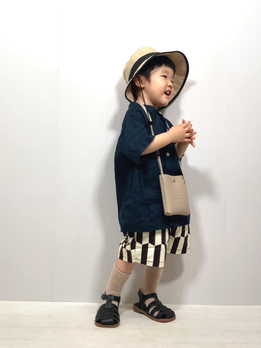 ブルー系のシャツ/ブラウス、グレー系のその他パンツ、ベージュ系のショルダーバッグを着用したキッズの夏コーディネートの5枚目の写真