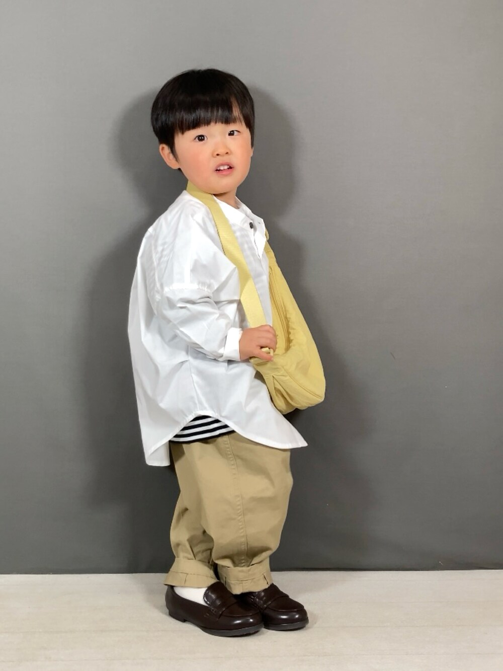 「春のおしゃ見えテクニック、休日スタイル、お出かけコーデ、カジュアルコーデ、シンプルコーデ、パステルカラー、ローファー、レイヤードスタイル、ショルダーバッグ、ボーダー、プチプラ、春色、春コーデ、シャツスタイル、淡色コーデ」｜「riziereのノーアイロンバンドカラーリラックスシャツ（シャツ/ブラウス、ホワイト系）」を使った、YU⭐︎さん（キッズ・90cm）の春コーディネートの5枚目の写真