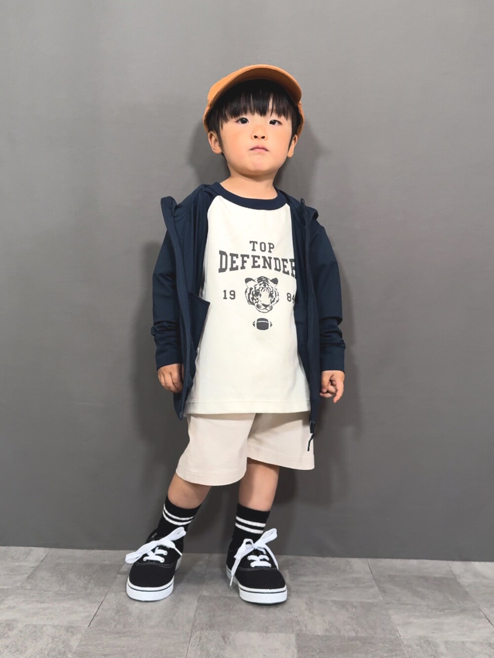 ブルー系のパーカー、ホワイト系のTシャツ/カットソー、ホワイト系のその他パンツを着用したキッズの春コーディネートの2枚目の写真