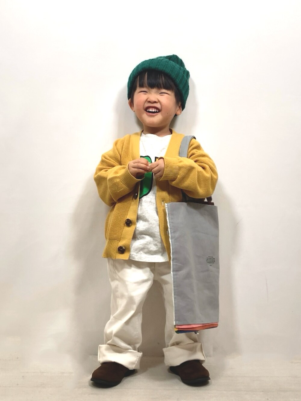 「マイベストコーデ2023、トートバッグ、ニット、カーディガン、UNIQLO、ニット帽、ブーツ、レイヤードスタイル、お出かけコーデ、休日スタイル、カジュアルコーデ、冬コーデ」｜「F.O.KIDSの【マシンウォッシャブル】カラバリカーディガン（カーディガン/ボレロ、イエロー系）」を使った、YU⭐︎さん（キッズ・90cm）の冬コーディネートの3枚目の写真