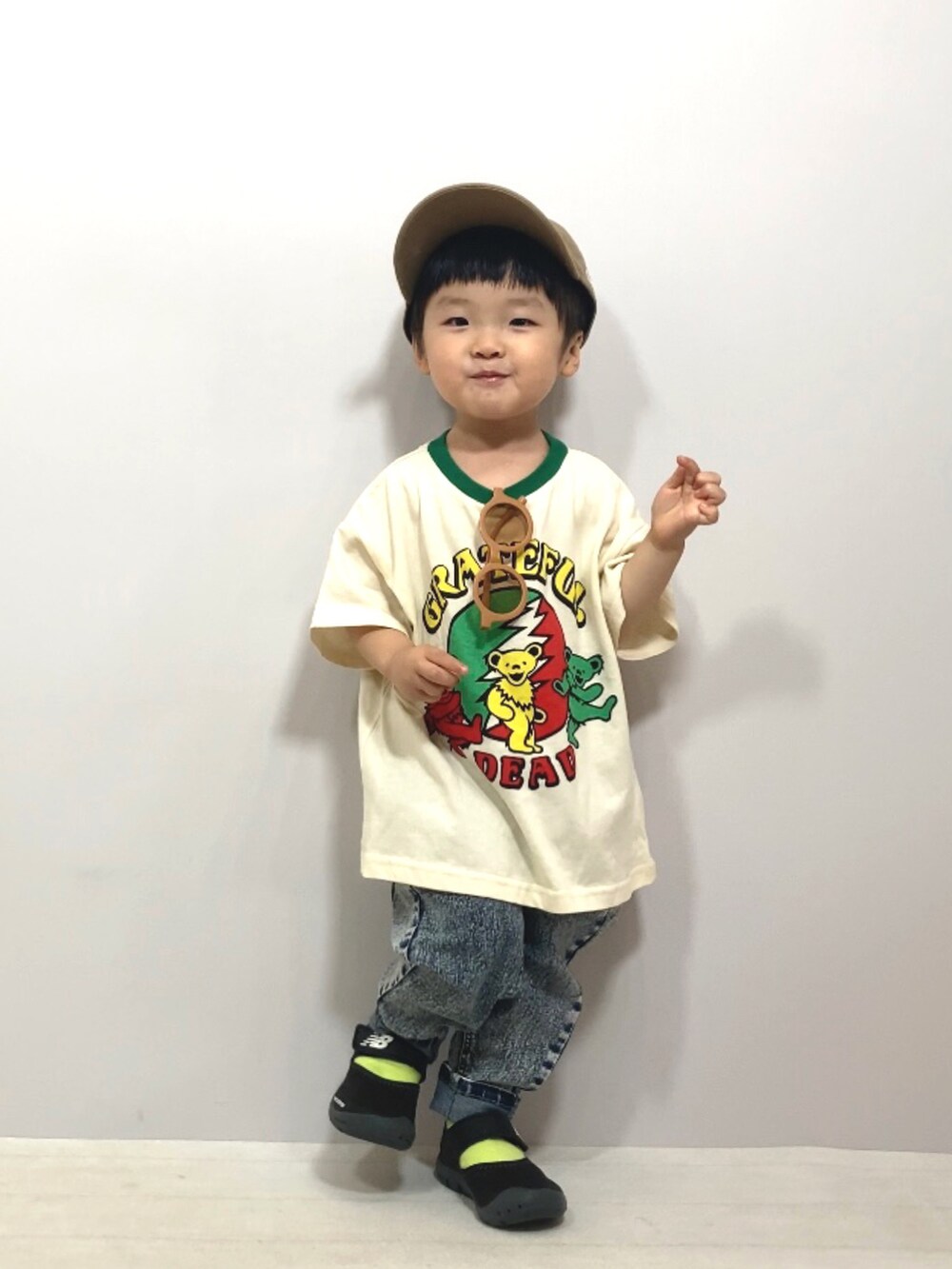 グリーン系のTシャツ/カットソー、その他のデニムパンツ、ブラック系のサンダルを着用したキッズの夏コーディネートの4枚目の写真