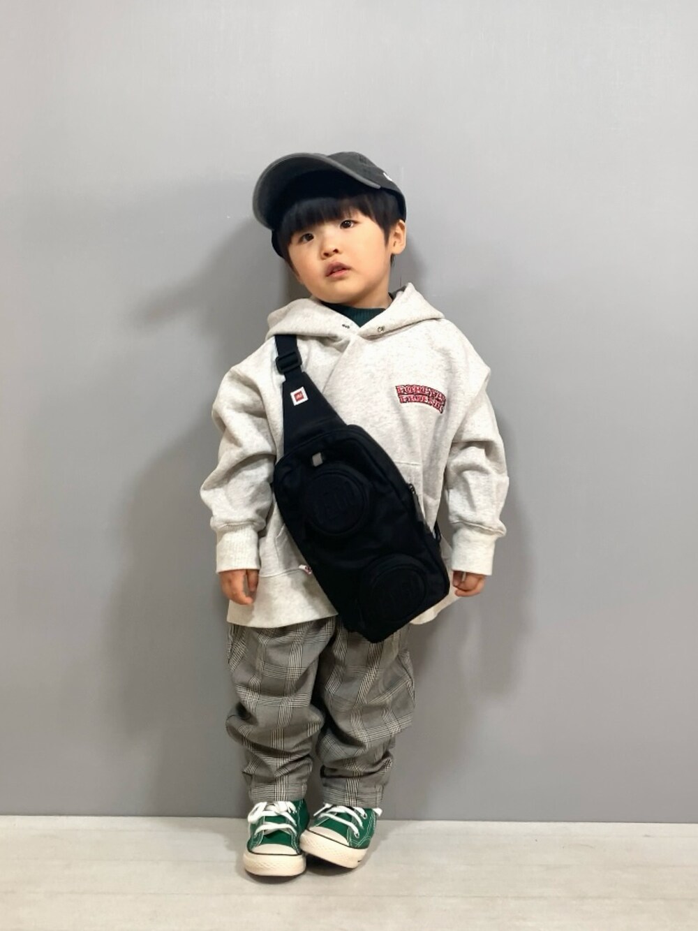 「ストリート、キャップ、スウェット、パーカー、チェック、UNIQLO、ショルダーバッグ、モノトーン、スニーカー、タートルネック、レイヤードスタイル、お出かけコーデ、休日スタイル、カジュアルコーデ、デートコーデ」｜「LOWRYS FARMのWB100　トムジェリフーディー　975188（スウェット、グレー系）」を使った、YU⭐︎さん（キッズ・90cm）の冬コーディネートの2枚目の写真