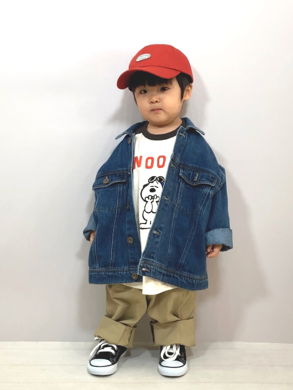 ブルー系のデニムジャケット、グレー系のTシャツ/カットソー、ベージュ系のその他パンツを着用したキッズの冬コーディネートの2枚目の写真