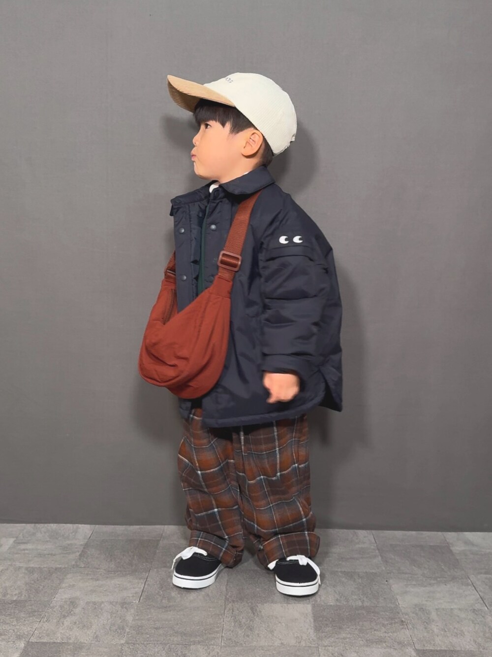 ブルー系のジャケット/アウター、グリーン系のスウェット、ホワイト系のTシャツ/カットソーを着用したキッズの冬コーディネートの3枚目の写真