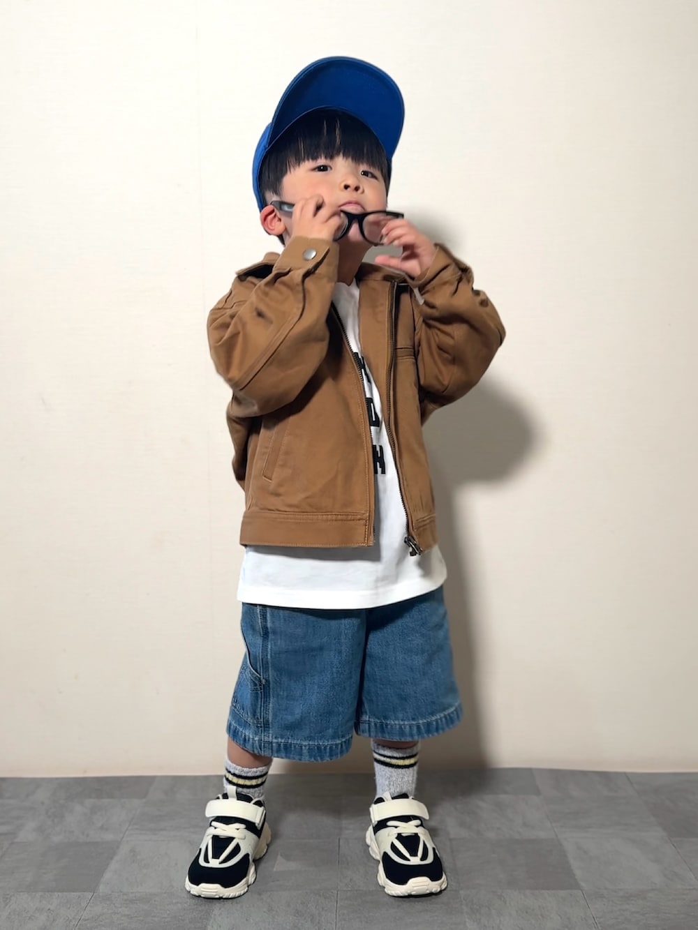 「ジャケット、春色、ハーフパンツ、デニム、スニーカー、キャップ、ブチプラ、レイヤードスタイル、休日スタイル、春アウター、デートコーデ、スポーツミックス、めがね、カジュアルコーデ、春夏コーデ」｜「UNIQLOのアイテム（ジャケット/アウター、ブラウン系）」を使った、YU⭐︎さん（キッズ・100cm）の春コーディネートの2枚目の写真