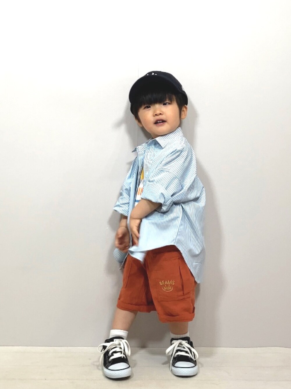 ブルー系のシャツ/ブラウス、ホワイト系のTシャツ/カットソー、オレンジ系のその他パンツを着用したキッズの春コーディネートの4枚目の写真