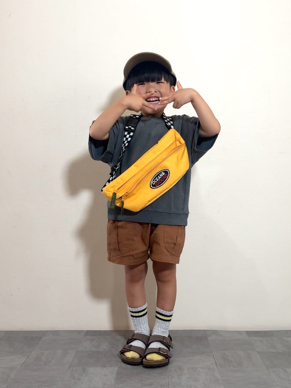 ブラック系のスウェット、ブラウン系のサンダル、ブラウン系のその他パンツを着用したキッズの夏コーディネートの2枚目の写真