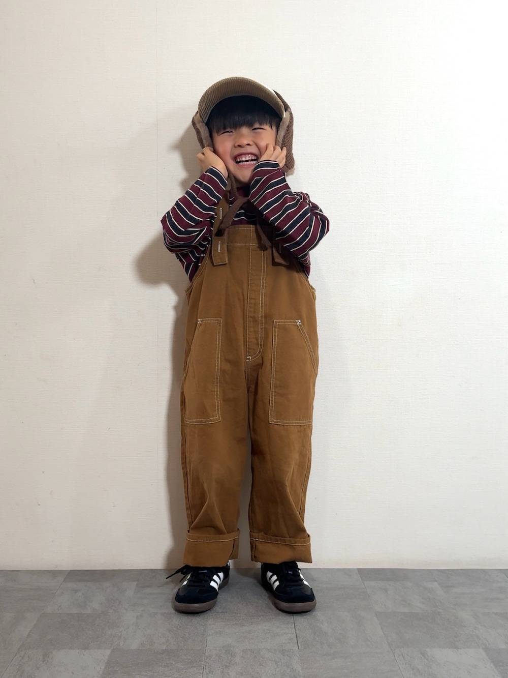 「秋っぽコーデ更新中、秋服準備はじめました、サロペット、ブラウン、ボーダー、ロンT、スニーカー、スポーツミックス、レイヤードスタイル、キャップ、お出かけコーデ、休日スタイル、秋コーデ、カジュアルコーデ、プチプラ」｜「adidasのadidas アディダス 17-21 SAMBA OG C キッズ サンバ OG IE3678 CORE/FTWR/GUM5（スニーカー、ブラック系）」を使った、YU⭐︎さん（キッズ・100cm）の秋コーディネートの2枚目の写真