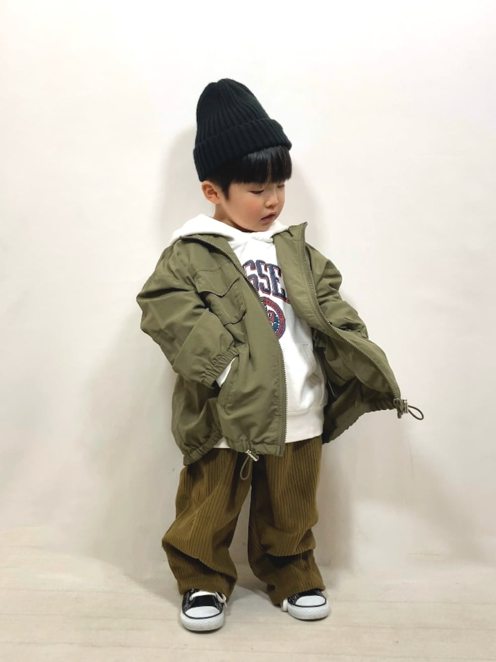 グリーン系のジャケット/アウター、ホワイト系のスウェット、グリーン系のその他パンツを着用したキッズの冬コーディネートの5枚目の写真
