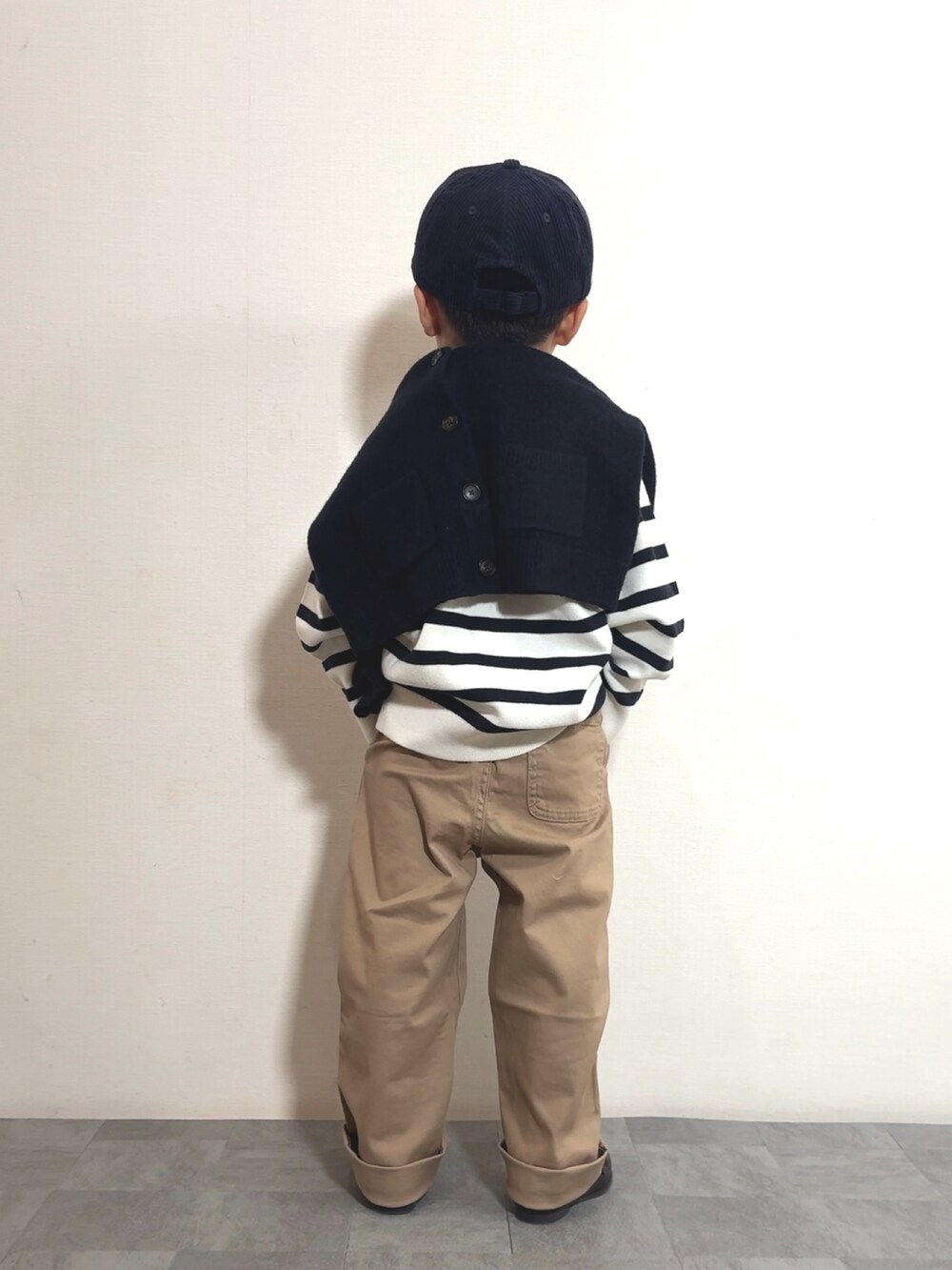 ブラウン系のローファー、ブルー系のニット/セーター、ホワイト系のニット/セーターを着用したキッズの秋コーディネートの3枚目の写真