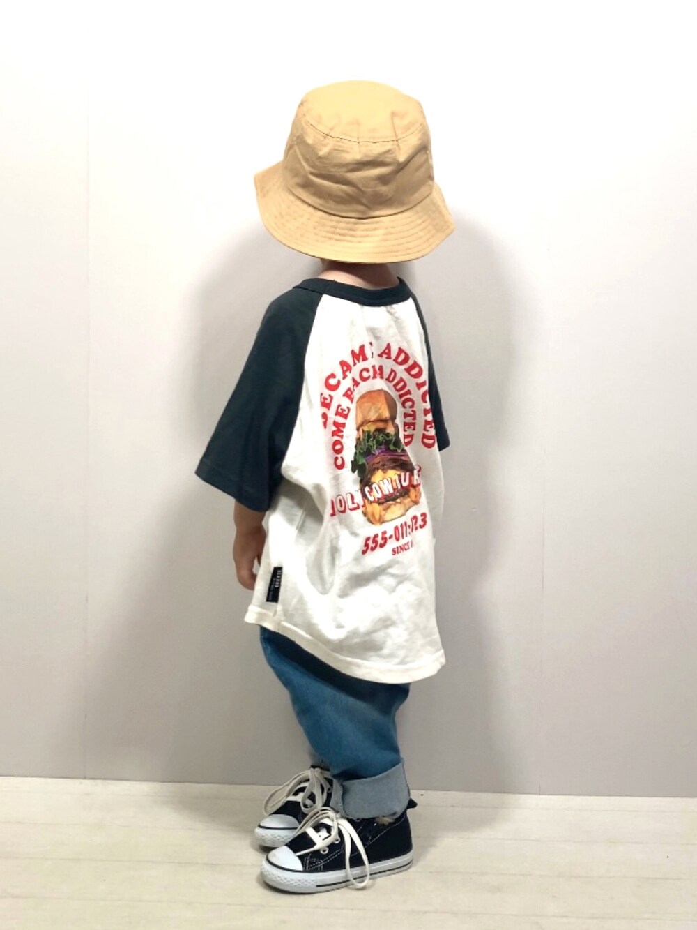 ブラック系のTシャツ/カットソー、ブルー系のデニムパンツ、ブラック系のスニーカーを着用したキッズの夏コーディネートの5枚目の写真