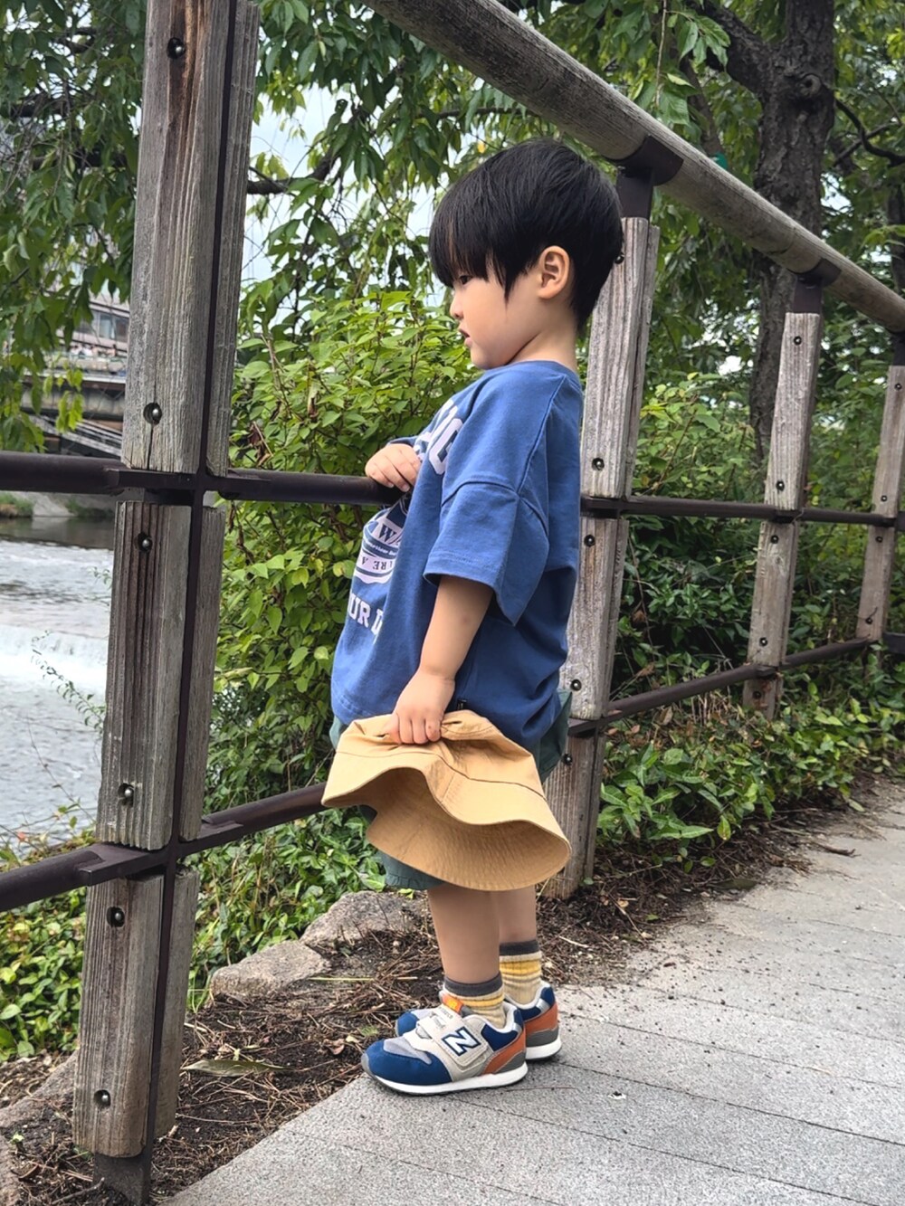 「ロゴT、フェススタイル、夏コーデ、バケットハット、スニーカー、夏だ!Tシャツ着よう!、ショートパンツ、ハーフパンツ、淡色コーデ、お出かけコーデ、休日スタイル、シンプル」|「Birthdayのアイテム(Tシャツ/カットソー、ブルー系)」を使った、YU⭐︎さん(キッズ・90cm)の夏コーディネートの4枚目の写真