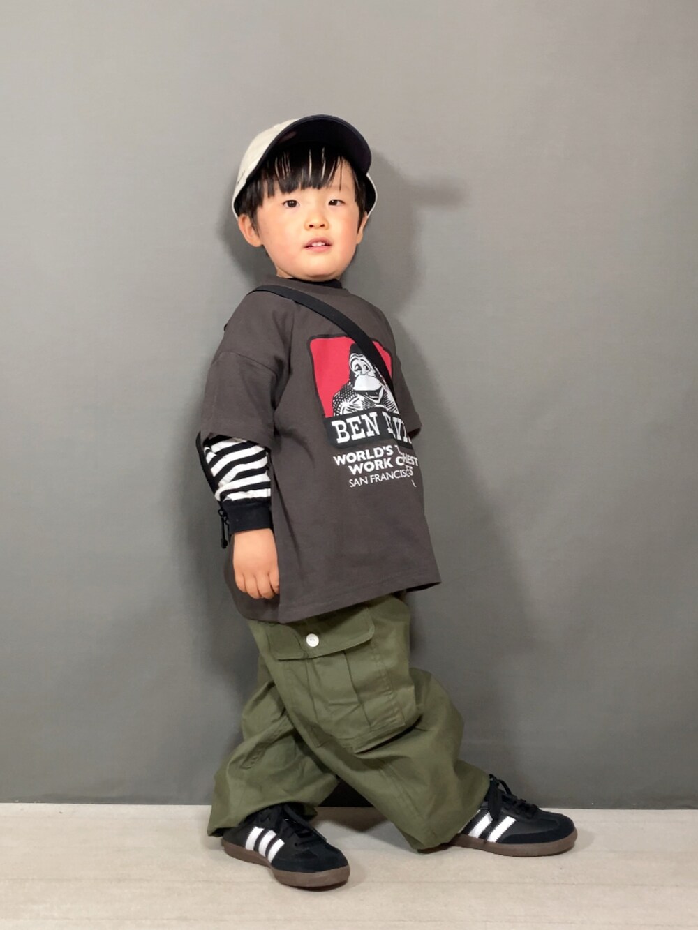 「春のNewスタイル、ボーダー、スニーカー、キャップ、ストリート、アウトドアスタイル、ショルダーバッグ、カーゴパンツ、お出かけコーデ、休日スタイル、カジュアルコーデ、スポーツミックス、春コーデ、レイヤードスタイル」｜「BEN DAVISの【BEN DAVIS】別注プリントT（100～160cm）（Tシャツ/カットソー、グレー系）」を使った、YU⭐︎さん（キッズ・90cm）の春コーディネートの4枚目の写真