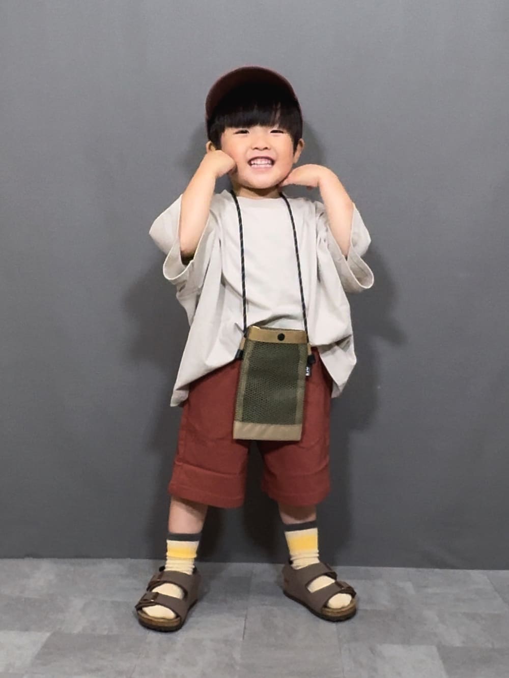 ベージュ系のTシャツ/カットソー、ブラウン系のその他パンツ、ベージュ系のショルダーバッグを着用したキッズの夏コーディネートの3枚目の写真