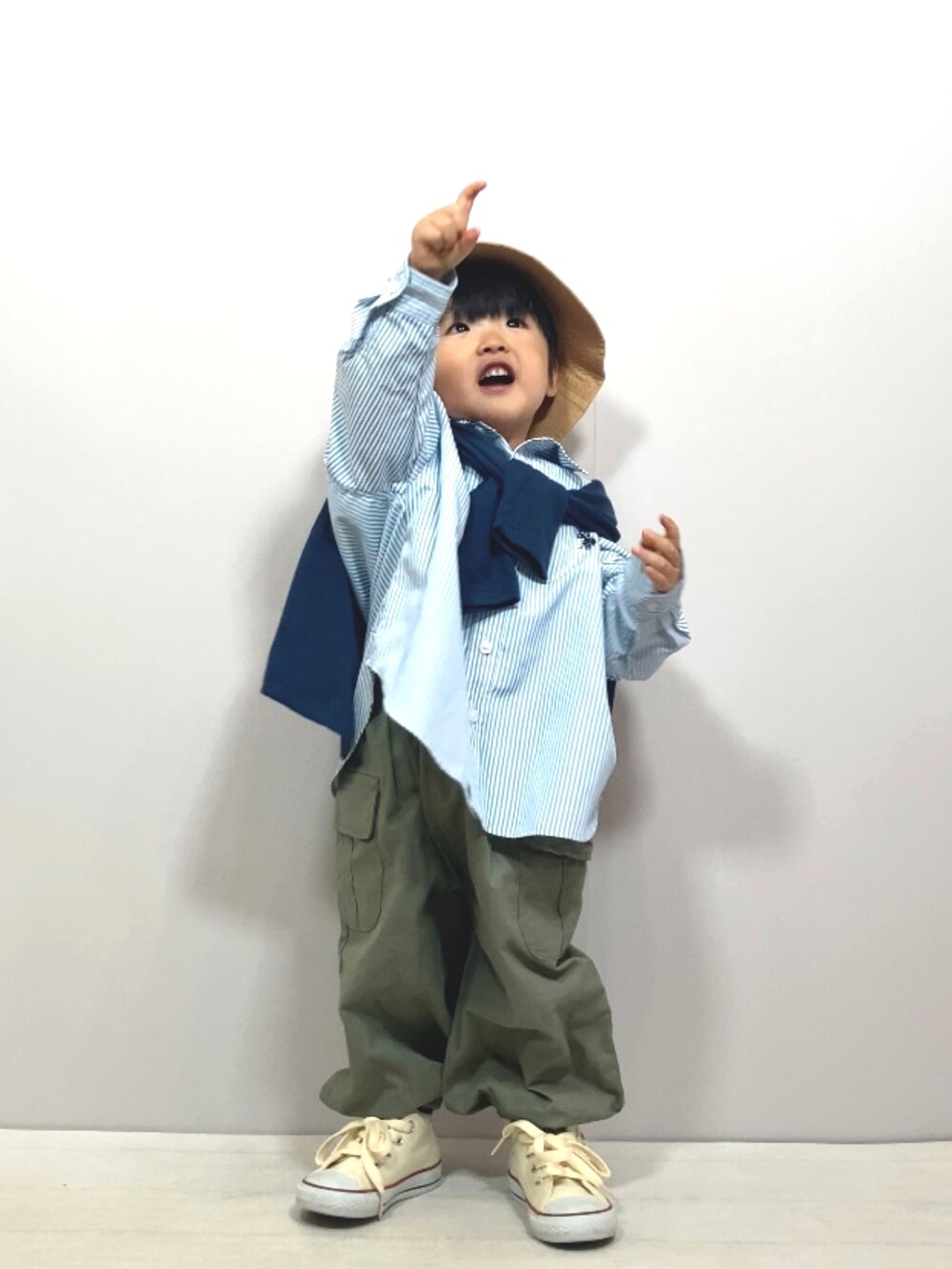 ブルー系のシャツ/ブラウス、ブルー系のカーディガン/ボレロ、グリーン系のカーゴパンツを着用したキッズの春コーディネートの4枚目の写真