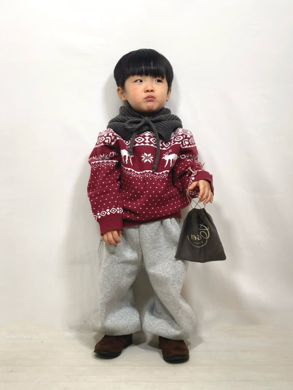 「クリスマスに着たい服、新星WEARISTAにエントリー、赤、スウェット、ブーツ、ニット、プチプラ、お出かけコーデ、休日スタイル、カジュアルコーデ、バラクラバ、冬コーデ」｜「sheinのアイテム（ニット/セーター、レッド系）」を使った、YU⭐︎さん（キッズ・90cm）の冬コーディネートの2枚目の写真