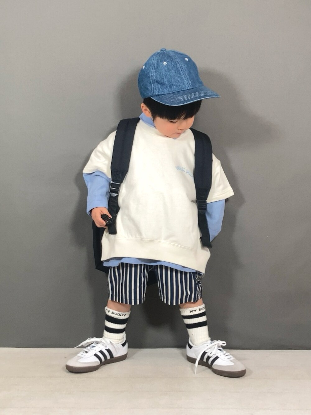 ホワイト系のTシャツ/カットソー、ブルー系のシャツ/ブラウス、ブルー系のその他パンツを着用したキッズの春コーディネートの5枚目の写真