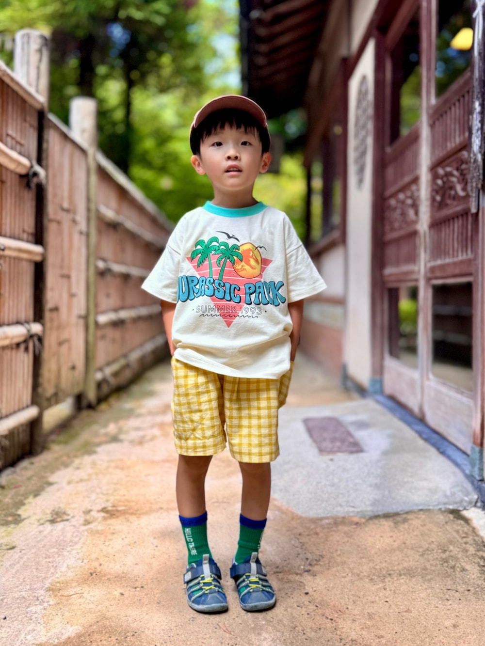 ホワイト系のTシャツ/カットソー、イエロー系のその他パンツ、ブルー系のサンダルを着用したキッズの夏コーディネートの2枚目の写真