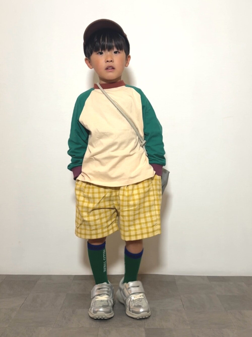 グリーン系のTシャツ/カットソー、イエロー系のその他パンツ、グレー系のショルダーバッグを着用したキッズの春コーディネートの3枚目の写真