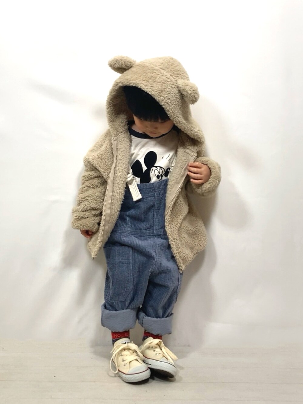 「サロペット、コーデュロイ、パーカー、古着MIX、スニーカー、クリスマスに着たい服、秋冬コーデ、冬コーデ、マイベストコーデ2023、レイヤードスタイル」｜「Disneyの【Disney】ミッキーマウス/ラグランロンT（80～150cm）（Tシャツ/カットソー、グレー系）」を使った、YU⭐︎さん（キッズ・90cm）の冬コーディネートの4枚目の写真