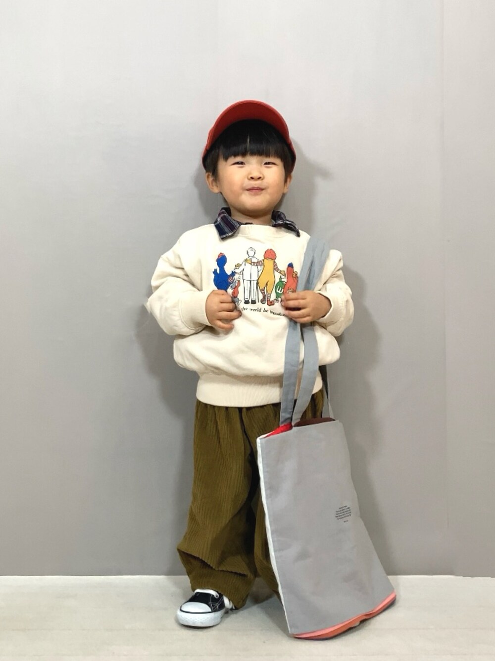 「スウェット、レイヤードスタイル、チェック、キャップ、コーデュロイ、スニーカー、UNIQLO、トートバッグ、冬コーデ、休日スタイル、お出かけコーデ、ストリート」｜「Ocean&Groundのアイテム（スウェット、ベージュ系）」を使った、YU⭐︎さん（キッズ・90cm）の冬コーディネートの4枚目の写真