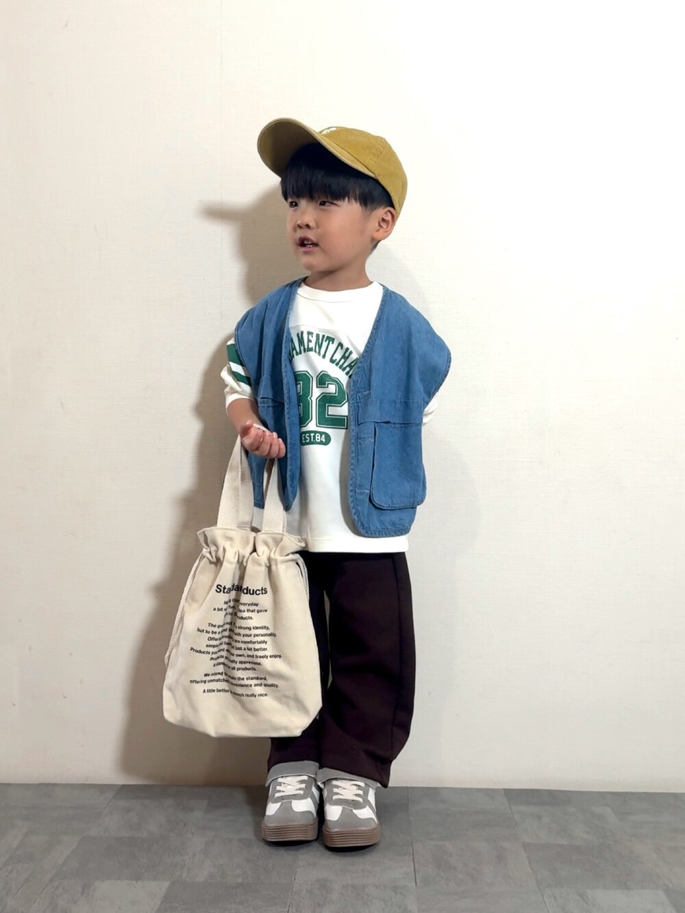 ブルー系のベスト、ホワイト系のトップス、ブラウン系のパンツを着用したキッズの夏コーディネートの5枚目の写真