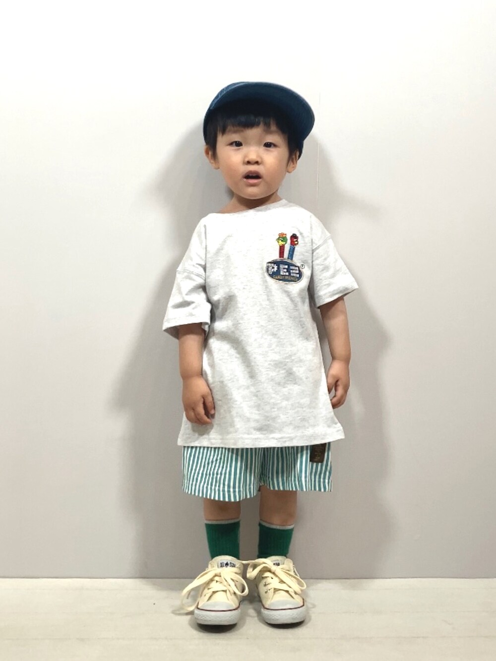 グレー系のTシャツ/カットソー、その他のその他パンツ、ホワイト系のスニーカーを着用したキッズの夏コーディネートの3枚目の写真