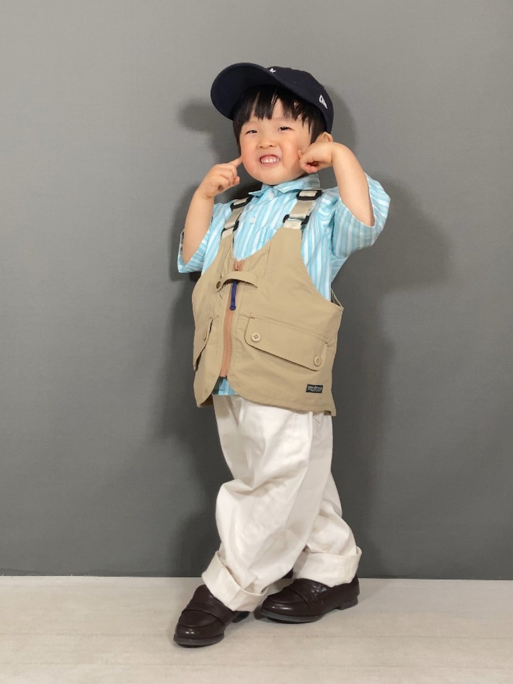 ブルー系のシャツ/ブラウス、ベージュ系のベスト、ホワイト系のパンツを着用したキッズの春コーディネートの4枚目の写真