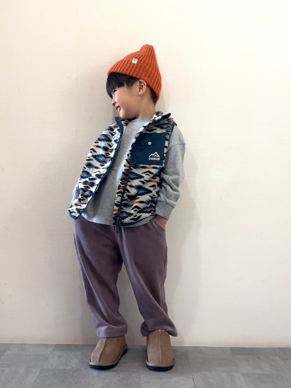 その他のベスト、グレー系のTシャツ/カットソー、グレー系のその他パンツを着用したキッズの秋コーディネートの3枚目の写真