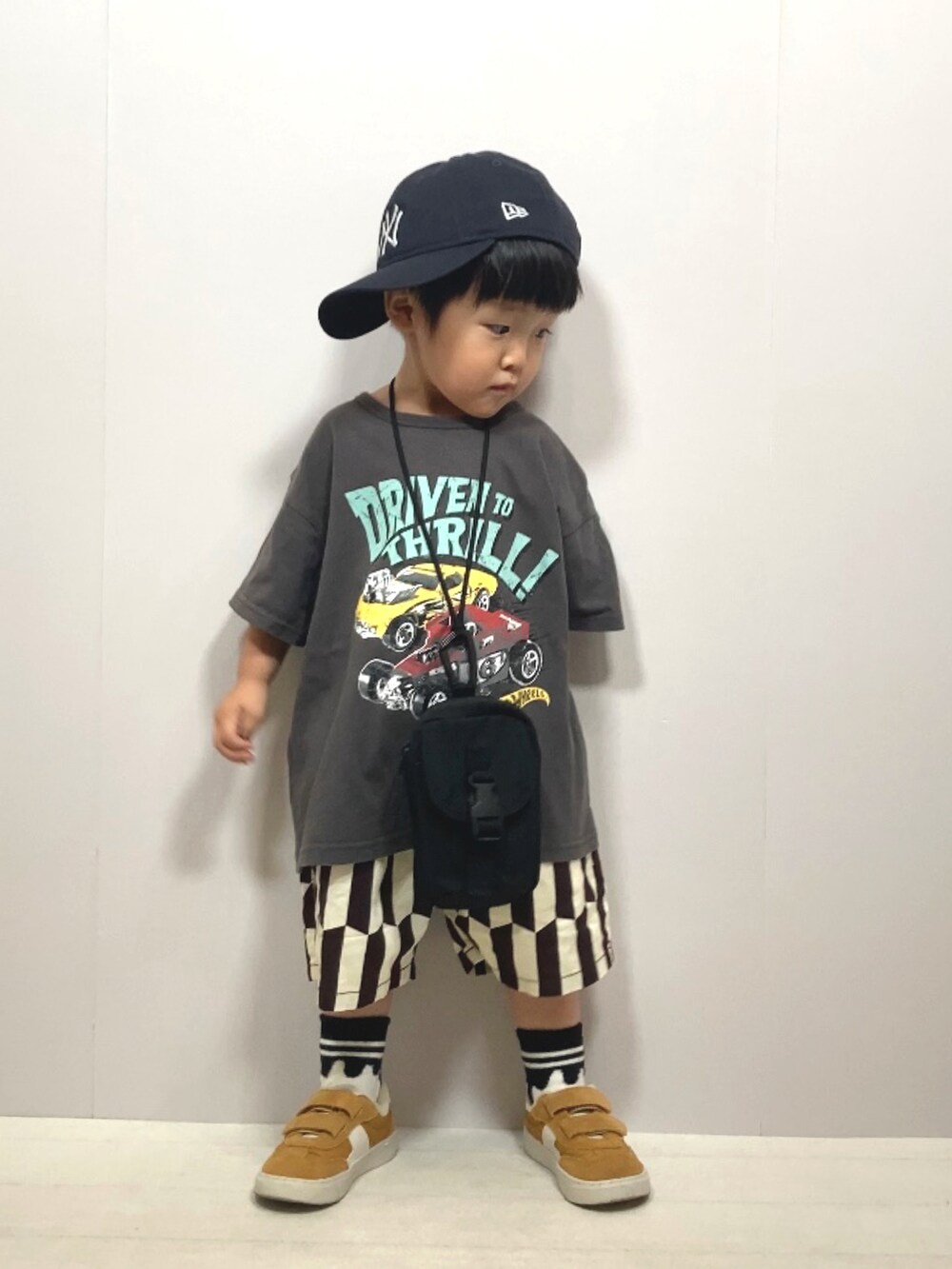 グレー系のTシャツ/カットソー、グレー系のその他パンツ、ブラック系のバッグを着用したキッズの夏コーディネートの4枚目の写真