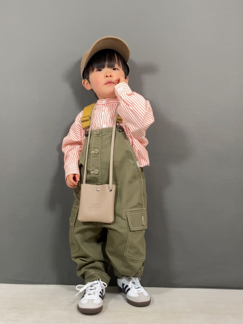 「春服みてみて、パステルカラー、スニーカー、ショルダーバッグ、キャップ、サロペット、レイヤードスタイル、カジュアルコーデ、お出かけコーデ、休日スタイル、スポーツミックス、春コーデ、シンプルコーデ、春のおしゃ見えテクニック、春色」｜「CIAOPANIC TYPYの【KIDS】バンドカラーストライプシャツ（シャツ/ブラウス、オレンジ系）」を使った、YU⭐︎さん（キッズ・90cm）の春コーディネートの4枚目の写真