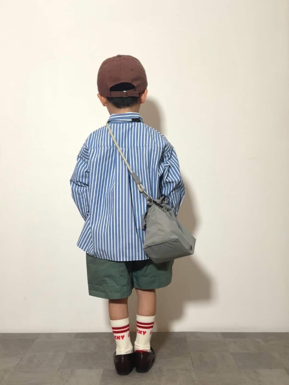 ブルー系のシャツ/ブラウス、グレー系のショルダーバッグ、ブラウン系のローファーを着用したキッズの春コーディネートの4枚目の写真