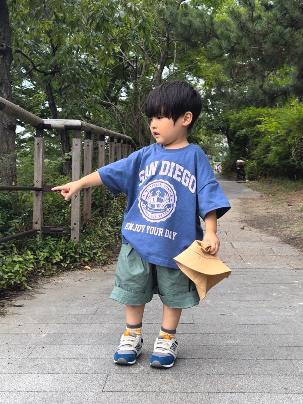 「ロゴT、フェススタイル、夏コーデ、バケットハット、スニーカー、夏だ!Tシャツ着よう!、ショートパンツ、ハーフパンツ、淡色コーデ、お出かけコーデ、休日スタイル、シンプル」|「Birthdayのアイテム(Tシャツ/カットソー、ブルー系)」を使った、YU⭐︎さん(キッズ・90cm)の夏コーディネートの3枚目の写真