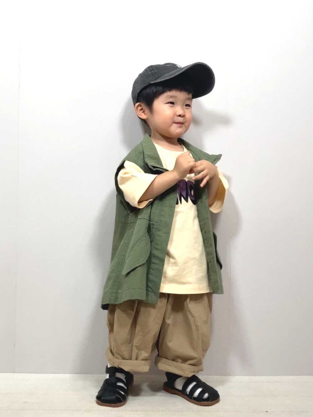 ベージュ系のTシャツ/カットソー、グリーン系のベスト、ベージュ系のその他パンツを着用したキッズの夏コーディネートの5枚目の写真