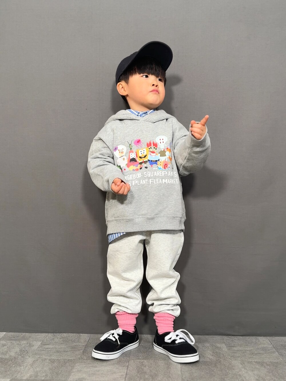 「春色、シャツスタイル、プチプラ、パーカー、スウェット、スウェットパンツ、スニーカー、キャップ、ストライプシャツ、きれいめカジュアル、レイヤードスタイル、春コーデ、お出かけコーデ、休日スタイル、淡色コーデ」｜「UNIQLOのアイテム（スウェット、グレー系）」を使った、YU⭐︎さん（キッズ・100cm）の春コーディネートの4枚目の写真
