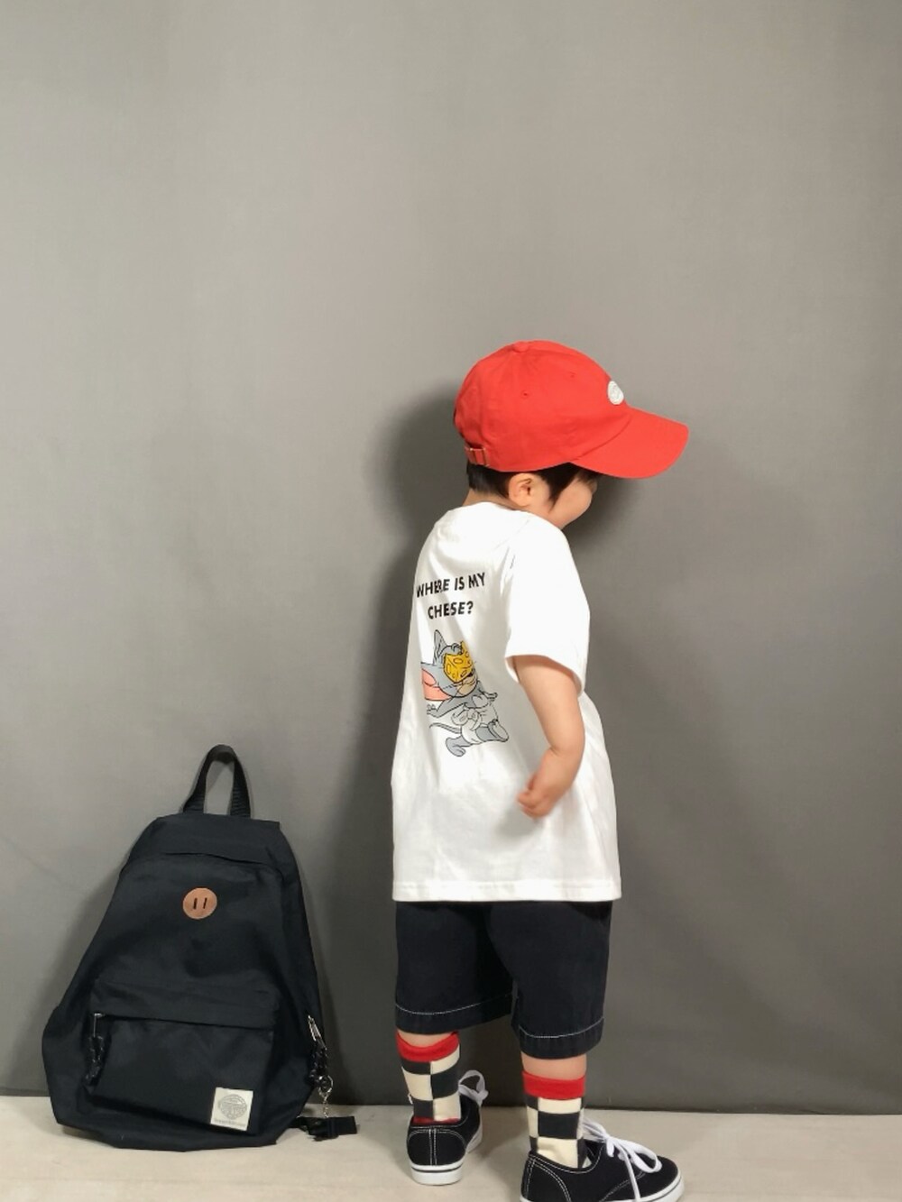 ホワイト系のTシャツ/カットソー、ブラック系のその他パンツ、ブラック系のバックパック/リュックを着用したキッズの春コーディネートの4枚目の写真