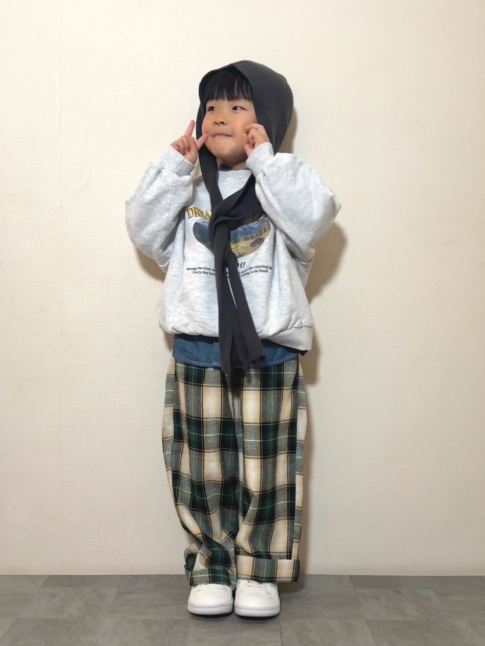 グリーン系のその他パンツ、ホワイト系のスニーカー、ホワイト系のスウェットを着用したキッズの冬コーディネートの3枚目の写真