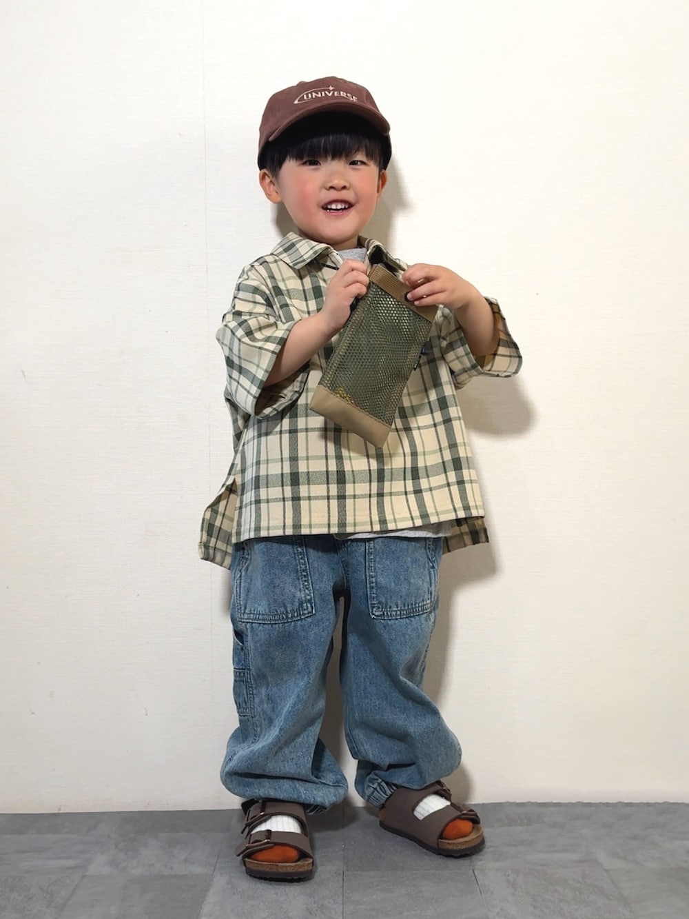 「春めき満開コーデ、春色、淡色コーデ、シャツスタイル、チェック、デニム、キャップ、ショルダーバッグ、韓国子供服、サンダル、レイヤードスタイル、デートコーデ、お出かけコーデ、休日スタイル」｜「LOWRYS FARMのホップサックＺＩＰポロ　241760（シャツ/ブラウス、グリーン系）」を使った、YU⭐︎さん（キッズ・100cm）の春コーディネートの4枚目の写真
