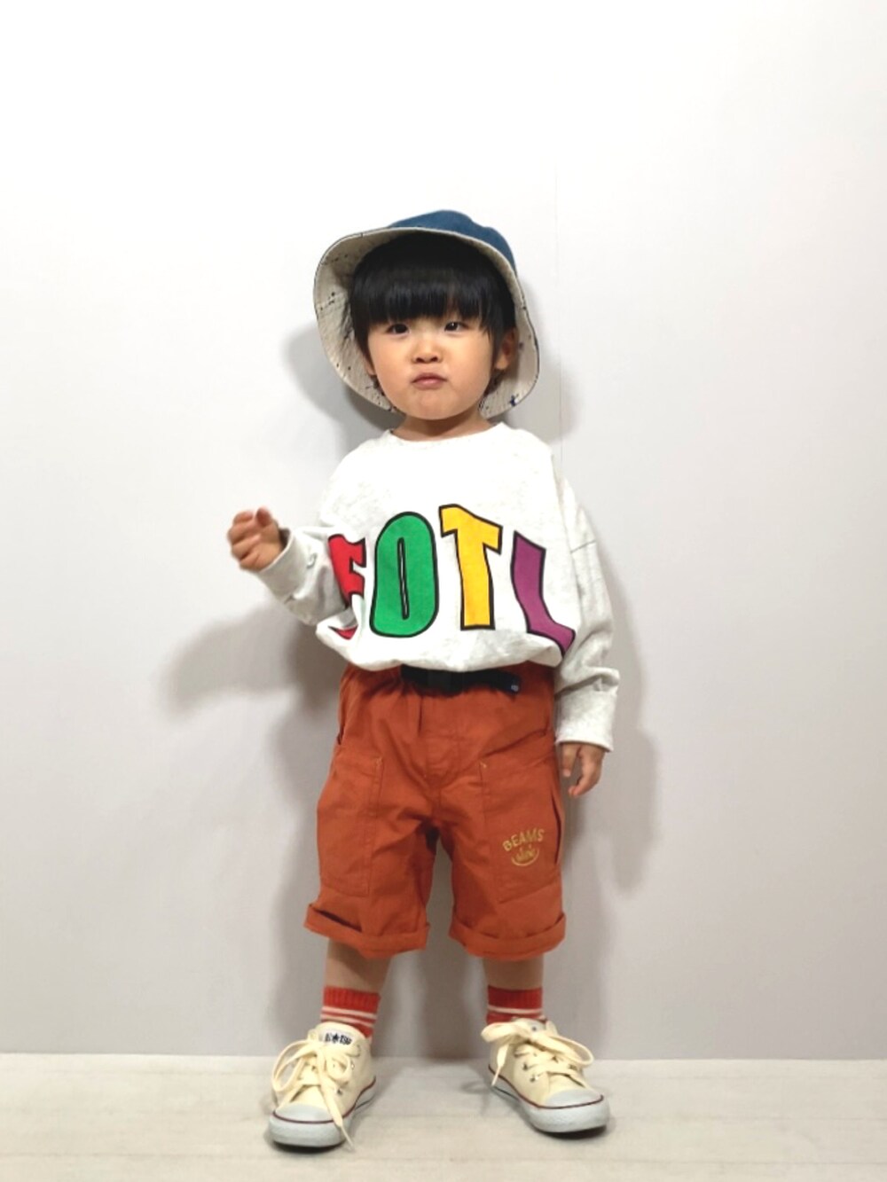 グレー系のTシャツ/カットソー、オレンジ系のその他パンツ、ホワイト系のスニーカーを着用したキッズの春コーディネートの3枚目の写真