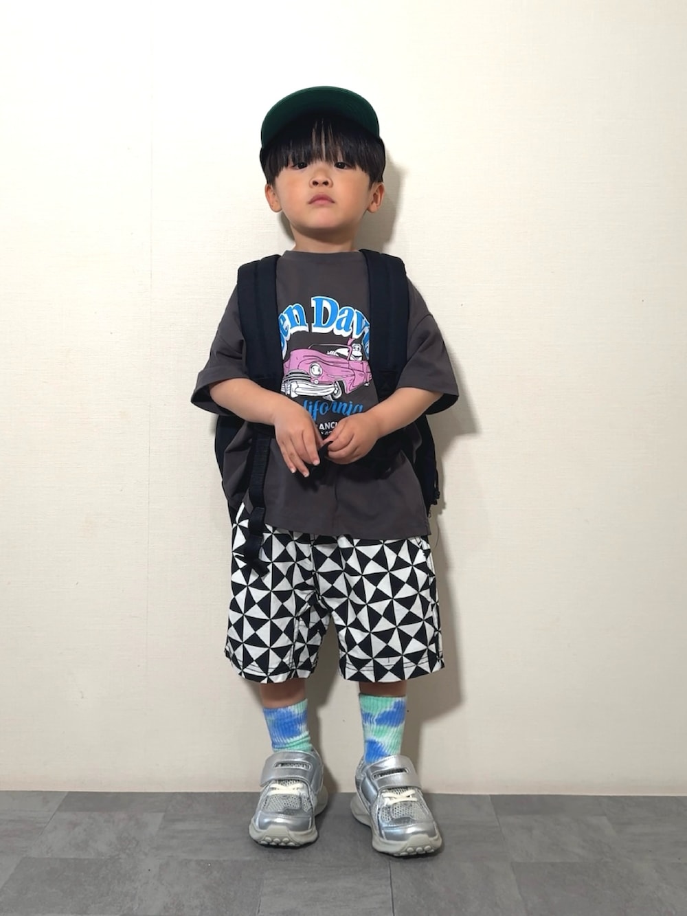 「プチプラ、モノトーン、ハーフパンツ、スニーカー、スポーツミックス、キャップ、めがね、カジュアルコーデ、春夏コーデ、春色、アウトドアスタイル、シンプルコーデ、Tシャツ、休日スタイル、お出かけコーデ」|「BEN DAVISの【BEN DAVIS】別注プリントT(Tシャツ/カットソー、グレー系)」を使った、YU⭐︎さん(キッズ・100cm)の春コーディネートの4枚目の写真